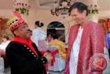 Duta Besar Amerika Serikat (AS) untuk Indonesia, Robert O Blake (kanan) menemui Walikota Ambon Richard Louhenapessy di Balai Kota Ambon, Maluku, Senin (7/9). Dubes AS melakukan kunjungan ke Ambon untuk menghadiri HUT ke-440 Kota Ambon. ANTARA FOTO/izaac mulyawan/ama/15