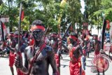 Sejumlah peserta pawai asal Negeri Tulehu, Maluku Tengah, mengikuti Karnaval Budaya Mangente (berkunjung) Ambon 2015, di Kota Ambon, Maluku, Minggu (6/9). Acara Karnaval yang digelar sehari menjelang HUT ke-440 Kota Ambon tersebut diikuti warga berbagai etnis dengan masing-masing identitas adat mereka. ANTARA FOTO/Embong Salampessy/kye/15.