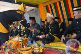 Raja Nasruddin, pewaris kerajaan Kuala batu di Aceh Barat Daya
melakukan tepung tawar atas kepada Sri Maharaja Mulia Agung Meukuta Alam Tuanku Sultan Sulaiman bin Tuanku Ahmad Syah, cucu Sultan Alauddin Mahmud Syah pewaris Kesultanan Aceh Darussalam, Minggu (06/9). Ritual tepung tawar merupakan tradisi adat Aceh saat melakukan kenduri dan upacara raja-raja yang dijunjung tinggi sejak zaman dulu kala. (ACEH.ANTARANEW.COM / Suprian
