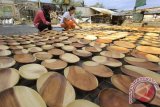 Dua orang pekerja menjemur hasil kerajinan piring kayu di sentra industri kerajinan kayu, Banyuwangi, Jawa Timur, Senin (7/9). Industri kerajinan perabot rumah tangga seperti piring, mangkok dan gelas yang terbuat dari kayu asem dan akasia tersebut, akan di ekspor ke Jepang untuk memenuhi permintaan sebanyak 300 ribu buah. Antara Jatim/ Budi Candra Setya/zk/15.