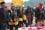 Sri Maharaja Mulia Agung Meukuta Alam Tuanku Sultan Sulaiman bin
Tuanku Ahmad Syah, cucu Sultan Alauddin Mahmud Syah pewaris Kesultanan Aceh Darussalam, dikawal ketat oleh sejumlah panglima kerajaan saat datang ke Aceh Barat Daya, Minggu (06/9). Para pengawal mengunakan Tombak, Pedang dan Rencong sebagai senjata kerajaan Aceh yang dipergunakan sejak zaman dulu kala. (ACEH.ANTARANEWS.COM/Suprian)
