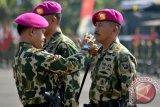 Komandan Pasmar-1, Brigadir Jenderal TNI (Mar) Lukman, S.T. melantik Kolonel Marinir Sugianto sebagai Komandan Brigif-1 Marinir dalam upacara serah terima jabatan di lapangan apel Bhumi Marinir Gedangan, Sidoarjo, Jawa Timur, Selasa (8/9). Pada sertijab tersebut, Kolonel Marinir Sugianto menggantikan Kolonel Marinir Y. Rudy Sulistyanto, yang selanjutnya menjabat sebagai komandan Koprs Siswa (Dankorsis) Sekolah Staf dan Komando TNI AL (Seskoal). Antara Jatim/Umarul Faruq/Zk/15
