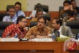 Menko Kemaritiman Rizal Ramli (kanan), Menteri Keuangan Bambang Brodjonegoro (kiri), dan Menteri PPN/Kepala Bappenas Sofyan Djalil (tengah) berbincang di sela rapat kerja dengan Badan Anggaran DPR di Kompleks Parlemen, Senayan, Jakarta, Rabu (9/9). Rapat itu membahas RUU APBN 2016. ANTARA FOTO/Akbar Nugroho Gumay/wdy/15