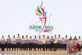 Menteri Pemuda dan Olahraga (Menpora) Imam Nahrawi (tengah) berfoto bersama dengan atlet berprestasi penerima penghargaan saat puncak acara Hari Olahraga Nasional (Haornas) ke-32 Tahun 2015 di Istora Senayan, Jakarta, Rabu (9/9). Dalam kegiatan tersebut Menpora Imam Nahrawi memberikan penghargaan ke sejumlah atlet peraih medali emas, atlet spesial olympic dan mantan atlet berprestasi. ANTARA FOTO/M Agung Rajasa/wdy/15.
