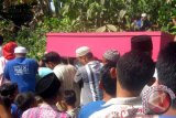 Jenazah TKI korban kapal tenggelam di Malaysia, Mura'i (40) tiba di rumah duka di Dusun Kasian, Desa Serut, Kecamatan Panti, Kabupaten Jember, Rabu (9/9). Setelah disholati, pihak keluarga langsung memakamkan almarhum di TPU dusun setempat.Antara Jatim/Foto Zumrotun Solichah/15/Chan.