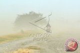 Pengendara motor menerjang badai pasir di jalan raya Porong Sidoarjo, Jawa Timur, Kamis (10/9). Angin kencang dengan kecepatan 20-30 kilometer perjam yang membawa pasir tersebut, akibat dari fenomena El Nino yakni terjadinya pergeseran pola tekanan regional yang berbeda dengan tekanan udara di Australia. ANTARA FOTO/Umarul Faruq/wdy/15.