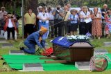 Ketua Legiun Veteran Republik Indonesia (LVRI) Provinsi Maluku, Eddy Oentoro meletakan karangan bunga saat pemakaman jenazah prajurit tak dikenal Australia di Taman Makam Persemakmuran Ambon, Maluku, Kamis (10/9). Jenazah prajurit tak dikenal tersebut dimakamkan dengan penghormatan militer setelah lebih dari 70 tahun gugur dalam pertempuran melawan pasukan Jepang di Kupang, Nusa Tenggara Timur pada perang dunia kedua. Jenazah prajurit tersebut ditemukan saat penggalian pekerjaan konstruksi pada tahun 2013 lalu. ANTARA FOTo/Izaac Mulyawan/foc/15.