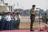 Panglima TNI Jenderal TNI Jenderal Gatot Nurmantyo (kanan) memberikan pengarahan kepada ribuan prajurit TNI saat upacara pelepasan Satgas Penanggulangan Bencana Asap di Lanud Halim Perdanakusuma di Jakarta, Kamis (10/9). Sebanyak 1.050 prajurit TNI dikerahkan untuk memadamkan kebakaran hutan di wilayah Sumatra Selatan. ANTARA FOTO/M Agung Rajasa/wdy/15.