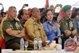 Menteri Koordinator Bidang Pembangunan Manusia dan Kebudayaan Puan Maharani (kedua kanan) berbincang bersama Gubernur Gorontalo Rusli Habibie (kedua kiri saat menghadiri pembukaan Festival Boalemo di Pantai Bolihutuo Boalemo, Gorontalo, Kamis (10/9). Festival Boalemo yang menampilkan sejumlah budaya dan wisata bahari Bolaemo tersebut berlangsung 10-14 September 2015 dan dalam rangkaian perayaan Sail Tomini 2015. (ANTARA FOTO/Yusran Uccang)