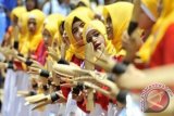 Sejumlah siswa memainkan alat musik tradisional Polopalo pada Festival Boalemo di Pantai Bolihutuo Boalemo, Gorontalo, Kamis (10/9). Festival Boalemo yang menampilkan sejumlah budaya dan wisata bahari Bolaemo tersebut berlangsung 10-14 September 2015 dan dalam rangkaian perayaan Sail Tomini 2015.( ANTARA FOTO/Yusran Uccang)