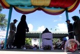 Pelaku Khalwat (mesum), Irhamni Binti Syahrial (kanan), menjalani hukuman cambuk dalam pelaksanaan qubat cambuk di Pelataran Gedung Olah Seni (GOS), Takengon, Aceh Tengah, Aceh, Jum'at (11/9). Dua terpidana yang divonis karena terbukti melakukan mesum (khalwat) itu, masing-masing dicambuk dengan menggunakan rotan sebanyak empat kali dan masa tahanan seratus empat puluh delapan hari sesuai dengan Qanun Syariat Islam nomor.14 tahun 2003 tentang Khalwat (Mesum). ACEH.ANTARANEWS.COM/Rizky Pinossa/Irp/15