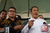 Kepala Bareskrim Mabes Polri Komjen Pol Anang Iskandar(kanan) bersama Pelaksana Tugas (plt) wakil pimpinan KPK Johan Budi (kiri) memberikan keterangan kepada wartawan seusai mengadakan pertemuan dengan Pimpinan KPK di Jakarta, Jumat (11/9). Kedatangannya tersebut untuk berkoordinasi dengan KPK untuk bidang penegakkan hukum dan membangun sinergitas antara lembaga antara Polri dan KPK. ANTARA FOTO/Reno Esnir/wdy/15.