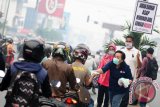 Ketua Palang Merah Indonesia (PMI) Provinsi Kalbar, Frederika Cornelis (dua kanan) membagikan masker kepada pengendara motor, saat sosialisasi pentingnya penggunaan masker di Jalan Pahlawan, Pontianak, Kalbar, Jumat (11/9). Selain membagikan 35 ribu masker untuk warga, PMI Kalbar juga melakukan sosialisasi tentang pentingnya menggunakan masker agar dapat terhindar dari penyakit Infeksi Saluran Pernafasan Atas (ISPA) akibat menghirup polusi asap pembakaran lahan. ANTARA FOTO/Jessica Helena Wuysang/15


