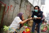 Ketua Palang Merah Indonesia (PMI) Provinsi Kalbar, Frederika Cornelis (kanan) membagikan masker kepada pedagang sayur, saat sosialisasi penggunaan masker di Pasar Flamboyan, Pontianak, Kalbar, Jumat (11/9). Selain membagikan 35 ribu masker untuk warga, PMI Kalbar juga melakukan sosialisasi tentang pentingnya menggunakan masker agar dapat terhindar dari penyakit Infeksi Saluran Pernafasan Atas (ISPA) akibat menghirup polusi asap pembakaran lahan. ANTARA FOTO/Jessica Helena Wuysang/15


