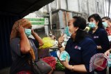 Ketua Palang Merah Indonesia (PMI) Provinsi Kalbar, Frederika Cornelis (dua kanan) berbicara dengan pedagang sayur, saat sosialisasi pentingnya penggunaan masker di Pasar Flamboyan, Pontianak, Kalbar, Jumat (11/9). Selain membagikan 35 ribu masker untuk warga, PMI Kalbar juga melakukan sosialisasi tentang pentingnya menggunakan masker agar dapat terhindar dari penyakit Infeksi Saluran Pernafasan Atas (ISPA) akibat menghirup polusi asap pembakaran lahan. ANTARA FOTO/Jessica Helena Wuysang/15


