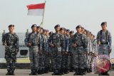 Sejumlah anggota TNI Angkatan Laut mengikuti upacara Peringatan HUT Ke-56 Hiu Kencana di dermaga Ujung, Koarmatim, Surabaya, Jawa Timur, Jumat (11/9). Dalam upacara tersebut Panglima Komando Armada RI Kawasan Timur Laksamana Muda TNI Darwanto bertindak sebagai inspektur upacara. Antara Jatim/Didik Suhartono/zk/15