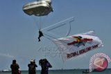 Sejumlah warga menyaksikan aksi terjun pasukan yang dilakukan pasukan Maririn pada Festival Boalemo di Pantai Bolihutuo Boalemo, Gorontalo, Kamis (10/9). Festival Boalemo yang menampilkan sejumlah budaya dan wisata bahari Bolaemo tersebut berlangsung 10-14 September 2015 dan dalam rangkaian perayaan Sail Tomini 2015. (ANTARA FOTO/Yusran Uccang)