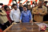 Menteri Koordinator Bidang Pembangunan Manusia dan Kebudayaan Puan Maharani (kedua kanan) disaksikan Gubernur Gorontalo Rusli Habibie (kanan) dan Bupati Boalemo Rum Pagau (kedua kiri) menandatangani prasasti saat pembukaan Festival Boalemo di Pantai Bolihutuo Boalemo, Gorontalo, Kamis (10/9). Festival Boalemo yang menampilkan sejumlah budaya dan wisata bahari Bolaemo tersebut berlangsung 10-14 September 2015 dan dalam rangkaian perayaan Sail Tomini 2015. (ANTARA FOTO/Yusran Uccang)