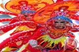 Peserta mengikuti karnaval Karawo 2015 di Lapangan Taruna, Kota Gorontalo, Rabu (9/9). Karnaval Karawo itu digelar untuk memperkenalkan Karawo sebagai kain khas Provinsi Gorontalo dalam rangkaian perayaan Sail Tomini dan Festival Boalemo 2015. (ANTARA FOTO/YU/Adiwinata Solihin)