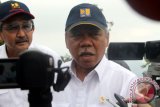 Menteri Pekerjaan Umum dan Perumahan Rakyat Basuki Hadimuldjono (kanan) didampingi Kepala Badan Pengembangan Infrastruktur Wilayah Hermanto Dardak (kiri) melayani wawancara wartawan saat berkunjung ke kawasan pemukiman lereng Gunung Wilis di Desa Tumpakndolo, Kecamatan Bendungan, Trenggalek, Jawa Timur, Sabtu (12/9). Pemerintah berencana mengembangkan kawasan selingkar Gunung Wilis yang meliputi enam kabupaten (Tulungagung, Trenggalek, Ponorogo, Madiun, Nganjuk, dan Kediri) dengan membangun infrastruktur jalan dan jembatan untuk memudahkan akses ekonomi maupun pariwisata kawasan tersebut. Antara Jatim/Foto/Destyan Sujarwoko/15