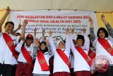 Murid-murid SD dan SDLB mengikuti perayaan Hari Kesehatan Gigi dan Mulut Se-dunia 2015 di Sekolah Dasar Luar Biasa (SDLB) Negeri Kebayakan, Takengon, Aceh Tengah, Aceh, Sabtu (12/9). Perayaan hari kesehatan gigi dan mulut sedunia di takengon juga dimeriahkan dengan berbagai kompetisi diantaranya lomba cerdas  cermat, juga untuk menambah wawasan anak tentang pentingnya kesehatan. ANTARA FOTO/Rizky Pinossa/Irp/15