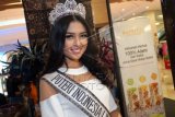 Puteri Indonesia Lingkungan 2015, Cinthya Fabyola berpose usai berbicara tentang keberangkatannya mengikuti ajang Miss International 2015 di Casablanca, pada konfrerensi pers di Jakarta, Kamis (10/9).ANTARA FOTO/gohitzz/Anggit Benardi/pd/15