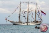 Sejumlah awak menggunakan speed boat untuk menjangkau KM Dewaruci yang berlabuh di lokasi Sail Tomini 2015 Pantai Kayubura, Pelawa Baru, Parigi Moutong, Sulawesi Tengah, Minggu (13/9). KM Dewaruci bersama sejumlah kapal perang milik TNI AL akan melakukan sailing pass pada puncak Sail Tomini yang akan dihadiri Presiden Joko Widodo pada 19 September 2015 mendatang. ANTARA FOTO/Basri Marzuki/wdy/15