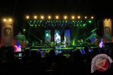 Penyanyi Vina Panduwinata beraksi di atas panggung pada Banyuwangi Beach Jazz Festival di Pantai Boom, Banyuwangi, Jawa Timur, Sabtu (12/9) malam. Sejumlah penyanyi memeriahkan festival yang diharapkan dapat meningkatkan kunjungan wisata ke Banyuwangi. Antara Jatim/Budi Candra Setya/zk/15