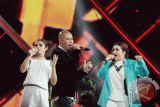 Finalis X Factor sesi 2 asal Jakarta Jebe & Petty tampil bersama Musisi Ahmad Dhani pada malam Grand Final X Factor di Jakarta, Jumat (11/9). Jebe & Petty melaju ke babak final bersama peserta asal Jawa Tengah Clarisa. (ANTARA FOTO/Muhammad Adimaja)