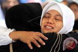 Jamaah calon haji asal Lhokseumawe menangis saat berpamitan dengan keluarganya sebelum keberangkatan di Aceh, Sabtu (12/9). Sebanyak 194 jamaah calon haji Kota Lhokseumawe yang tergabung dalam kloter 4 embarkasi Aceh diberangkatkan ke Mekkah melalui Bandara Sultan Iskandar Muda dengan pesawat Garuda Indonesia. ANTARA FOTO/Rahmad/aww/15.