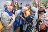 Walikota Darwin, Australia, Katherina Fong Lim (kanan) mendampingi Sekretaris Kota Ambon A.G. Latuheru (kedua kanan) menyambut peserta Lomba Layar 