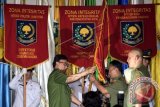 Mendagri Tjahjo Kumolo (kedua kiri) menyerahkan bendera panji integritas kepada sejumlah pejabat Eselon II Kemendagri saat pencanangan Zona Integritas di Kantor Kemendagri, Jakarta, Senin (14/9). Langkah tersebut merupakan upaya pencegaan korupsi melalui reformasi birokrasi guna melaksanakan penataan sistem penyelenggaraan pemerintahaan yang diharapkan mampu memberikan pelayaan publik secara baik, efektif dan efisien. ANTARA FOTO/Sigid Kurniawan/wdy/15.