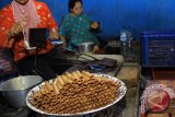 Pekerja menyelesaikan pembuatan kue tradisional semprong (opak gulung) di industri kue rumahan Sempu, Banyuwangi, Jawa Timur, Selasa (15/9). Pelaku Industri rumahan mengaku untuk menutupi naiknya harga bahan baku seperti tepung beras, disiasati dengan mengurangi isi kemasan, sedangkan harga perkemasan tetap berkisar Rp1.000 hingga Rp15.000 perkemasan tergantung isi kemasan. Antara Jatim/Budi Candra Setya/zk/15.