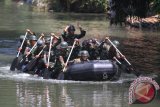 Anggota Peleton Tangkas Paskhas TNI AU Lanud Abdulrahman Saleh mendayung perahu karet ketika latihan kecepatan mendayung di Sungai Pakis, Malang, Jawa Timur, Selasa (15/9). Latihan tersebut untuk melatih kesiapan dan kekompakan anggota Paskhas TNI AU dalam menghadapi segala kondisi medan pertempuran. Antara Jatim/Ari Bowo Sucipto/zk/15.