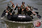 Anggota Peleton Tangkas Paskhas TNI AU Lanud Abdulrahman Saleh mendayung perahu ketika latihan kecepatan mendayung di Sungai Pakis, Malang, Jawa Timur, Selasa (15/9). Latihan tersebut untuk melatih kesiapan dan kekompakan anggota Paskhas TNI AU dalam menghadapi segala kondisi medan pertempuran. Antara Jatim/Ari Bowo Sucipto/zk/15.