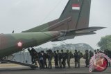 Sejumlah prajurit Kostrad TNI AD yang tergabung dalam Satgas Penanggulangan Bencana Asap di Sumatera berjalan memasuki lambung pesawat udara TNI AU CN 295 yang akan terbang menuju Riau di Pangkalan TNI AU Halim Perdanakusuma, Jakarta, Selasa (15/9). Sebanyak 1159 prajurit TNI yang berasal dari Kostrad TNI AD, Korps Marinir dan Paskhas TNI AU berangkat menuju provinsi Riau untuk membantu satgas yang telah ada dalam penanggulangan bencana asap di wilayah Sumatera. ANTARA FOTO/Widodo S. Jusuf/wdy/15.