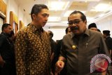 Gubernur Jawa Timur Soekarwo (kanan) bersama Direktur Pembinaan Jaringan dan Kerja Sama Komisi Pemberantasan Korupsi Dedy Rachim (kiri) usai Perluasan Pencanangan Pembangunan Zona Integritas Pemprov Jatim di Gedung Negara Grahadi di Surabaya, Selasa (15/9). Pemerintah Provinsi Jawa Timur memperluas pembangunan zona integritas antikorupsi melalui penandatanganan Naskah Perluasan Pencanangan Pembangunan Zona Integritas yang dilakukan empat unit kerja. Antara Jatim/Fiqih Arfani/15
