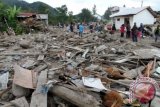 Warga melihat dan membersihkan puing-puing rumah yang rusak akibat banjir bandang di Desa Damaran Baru, Kecamatan Timang Gajah, Bener Meriah, Aceh, Selasa (15/9). Data Badan Nasional Penanggulangan Bencana (BNPB) menyebutkan banjir dan tanah longsor di empat desa mengakibatkan puluhan rumah rusak dan 262 jiwa warga terpaksa mengungsi. ANTARA FOTO/Rizky Pinossa/Irp/ama/15