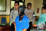 Personel kepolisian menggiring tersangka bandar narkoba jenis sabu berinisial JE (22) di Mapolres Aceh Utara, Aceh. Rabu (16/9). Kepolisian setempat menangkap dua DPO Polda Aceh yang juga anggota sindikat bandar narkoba bersenjata api berinisial JE (22) dan ER (28) di kawasan perairan Malaysia- Aceh, Desa Matang Lada, Seunudon, Aceh Utara. ANTARA FOTO/Rahmad/kye/15