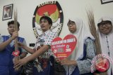 Siswa SMP Muhammadiyah 5 Surabaya memberikan sejumlah sapu lidi kepada perwakilan Komisi Pemilihan Umum (KPU) di Surabaya, Jawa Timur, Kamis (17/9). Pemberian secara simbolis tersebut sebagai bentuk dukungan dan harapan kepada KPU Kota Surabaya agar tetap menjadi penjaga persatuan bangsa dan tetap netral dalam Pilkada 2015. Antara Jatim/Didik Suhartono/zk/15