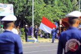 Pengibaran Bendera Merah Putih saat upacara bendera hari Perhubungan Nasional di Pelabuhan Ketapang, Banyuwangi, jawa Timur, Kamis (17/9). Upacara bendera tersebut, untuk memperingati hari perhubungan Nasional yang jatuh pada 17 September dan diikuti oleh  seluruh jajaran Kementrian perhubungan Banyuwangi. Antara Jatim/Budi candra Setya/zk/15.