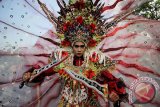 Sejumlah peserta bersiap untuk mengikuti pawai budaya Festival On The Street di Pandaan, Pasuruan, Jawa Timur, Kamis (17/9). Kegiatan pawai budaya yang diselenggarakan oleh Pan Indo Hash tersebut menempuh rute sepanjang 3 kilometer dan diharapkan dapat menjadi cikal bakal acara festival tahunan dalam rangka menyemarakkan HUT Kabupaten Pasuruan. Antara Jatim/Moch Asim/ZK/15