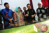 Wakil Gubernur Kalbar, Christiandy Sanjaya (dua kanan) bersama Dirjen Pengembangan Kawasan Transmigrasi (PKP2T) Kemenakertrans, Roro Ratna Dewi Andriyati (dua kiri) bersama Dirjen Pembinaan Pengembangan Masyarakat dan Kawasan Transmigrasi (P2MKT) Kemenakertrans, Roosari Tyas Wardani (kanan) melihat maket perencanaan pembangunan di wilayah perbatasan, usai penandatangan nota kesepahaman antara Kementerian Desa, Pembangunan Daerah Tertinggal dan Transmigrasi (Kemendesa PD2T) dengan tiga pemerintah daerah untuk wilayah perbatasan se-Kalimantan, di Kantor Gubernur Kalbar, Kamis (17/9). 

Selama 2015-2019, Kemendesa PD2T akan mempercepat pembangunan di wilayah perbatasan Indonesia dengan Malaysia di sepanjang Kalimantan yang terdiri dari 14 kawasan yang berada di 8 kabupaten, 34 kecamatan, 460 desa dan dengan jumlah penduduk sebanyak 406.443 jiwa. ANTARA FOTO/Jessica Helena Wuysang/15


