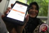 Walikota Banda Aceh Illiza Sa'aduddin Djamal menunjukan aplikasi berbasis android Rumoh Pendonor yang baru dilauching pada peringatan HUT PMI ke-70 di Banda Aceh, Aceh, Kamis (17/9). Dengan aplikasi tersebut warga dengan mudah dapat memperoleh informasi tentang darah dan persedian darah serta melakukan pemesanan darah di PMI Kota Banda Aceh. ANTARA FOTO/Irwansyah Putra/pd/15.