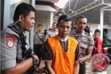 Polisi bersenjata laras panjang menggiring seorang dari empat terdakwa kelompok bandar narkoba jaringan intenasional, Hasan Basri, dalam kasus penyelundupan sabu seberat 78 kilo menuju ruang sidang di Pengadilan Negeri, Banda Aceh, Kamis (17/9). Sidang lanjutan yang mendapat pengemanan ketat aparat kepolisian itu mememeriksa empat terdakwa terkait penyelundupan sabu seberat 78 kilo dari Malaysia melalui perairan di Aceh Timur serta barang bukti satu pucuk senjata api laras panjang dan satu pucuk senjata api laras pendek. ANTARA FOTO/Ampelsa/pd/15