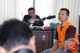 Terdakwa kelompok bandar narkoba jaringan internasional, Hasan Basri , menjawab pertanyaan jaksa penuntut umum dalam sidang lanjutan kasus penyelundupan sabu seberat 78 kilo di Pengadilan Negeri, Banda Aceh, Kamis (17/9). Sidang lanjutan yang mendapat pengemanan ketat aparat kepolisian itu mememeriksa empat terdakwa terkait penyelundupan sabu seberat 78 kilo dari Malaysia melalui perairan di Aceh Timur serta barang bukti satu pucuk senjata api laras panjang dan satu pucuk senjata api laras pendek. ANTARA FOTO/Ampelsa/pd/15