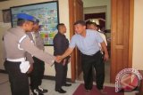 Sejumlah pengurus DPD PAN Jawa Timur bertemu dengan Kepala Polres Kediri Kota AKBP Bambang W Baiin di markas Polres Kediri Kota, Jl KDP Slamet, Kediri, Sabtu (19/9). Mereka datang meminta konfirmasi perkembangan pemeriksaan kasus kericuhan saat Muswil PAN Jatim berlangsung di Kediri, pada 10-11 Agustus 2015. Antara Jatim/Foto/Asmaul Chusna 