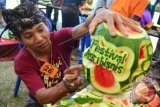 Peserta mengukir buah semangka saat mengikuti lomba mengukir buah dan sayur di Renon, Kota Denpasar, Bali, Sabtu (19/9). Lomba yang merupakan rangkaian Festival Agribisnis 2015 tersebut digelar untuk meningkatkan daya saing dan kualitas pengolahan buah dan sayuran lokal agar dapat bersaing pada Masyarakat Ekonomi Asean. ANTARA FOTO/Fikri Yusuf/adt/15.