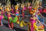 Sejumlah anak membawakan tari sakral Rejang Dewa dalam parade budaya Festival Puputan Badung 2015 di Denpasar, Minggu (20/9). Kegiatan tersebut melibatkan ratusan seniman untuk memperingati 109 tahun Perang Puputan Badung yaitu pertempuran habis-habisan warga Badung melawan Belanda pada tahun 1906. FOTO ANTARA/Nyoman Budhiana/i018/2015.