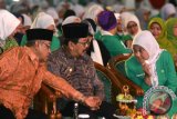 Ketua Umum PBNU, KH Said Aqil Siraj (kiri) didampingi  Gubernur Jawa Timur, Soekarwo (tengah) berbincang dengan Ketua PP Fatayat Ida Fauziah (kanan) disela-sela pembukaan Kongres XV Fatayat Nahdlatul Ulama (NU) di GOR CLS Surabaya, Jawa Timur, Sabtu (19/9). Kongres XV Fatayat NU mengusung tema Ikhtiar Perempuan NU Untuk Indonesia Yang Berkeadaban, dihadiri sebanyak 1500 peserta dari 34 provinsi, dua cabang istimewa Taiwan dan Malaysia yang hadir. Antara Jatim/M Risyal Hidayat/zk/15